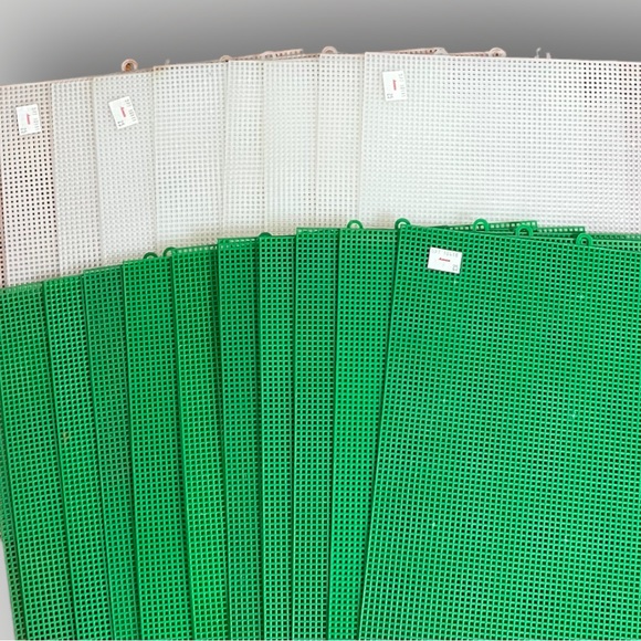 Vintage Needlepoint Plastic Canvas - Large Lot of Christmas pieces/pattern - Picture 6 of 16